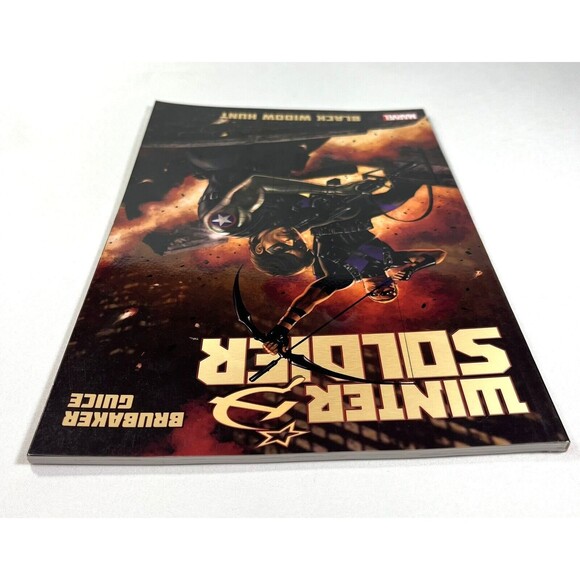 Winter Soldier Volume 3 : Black Widow Hunt by Ed Brubaker 2013 First Printing - Picture 6 of 11